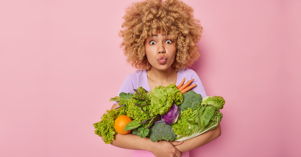 ragazza felice con in mano verdura che pensa alla conservazione deglialimenti ragazza felice con in mano verdura che pensa alla conservazione deglialimenti